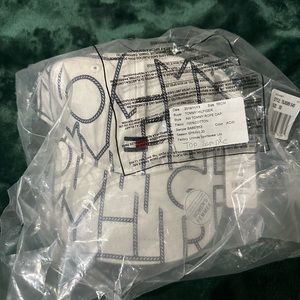 Tommy Hilfiger New With Tags Hat In The Bag